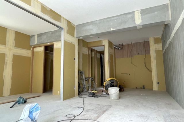 ドライウォール工法で工事中のマンション