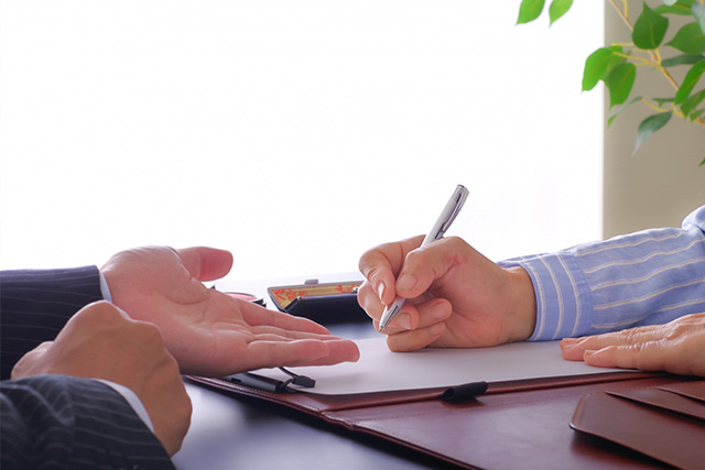 書類に記入する